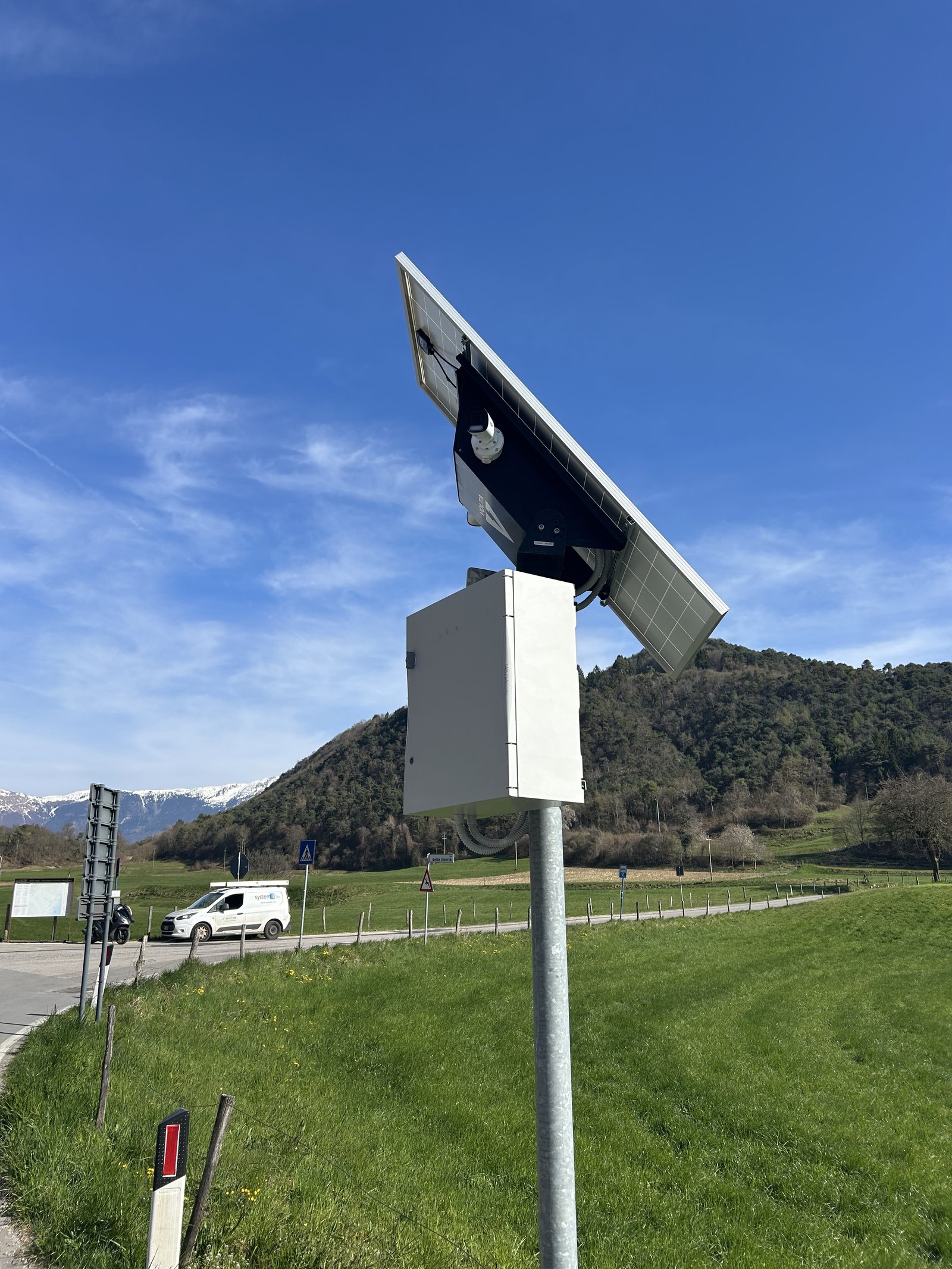 Postazione di videosorveglianza in ambiente montano con telecamera e pannello solare, realizzata da System-i per il Comune di Tremosine